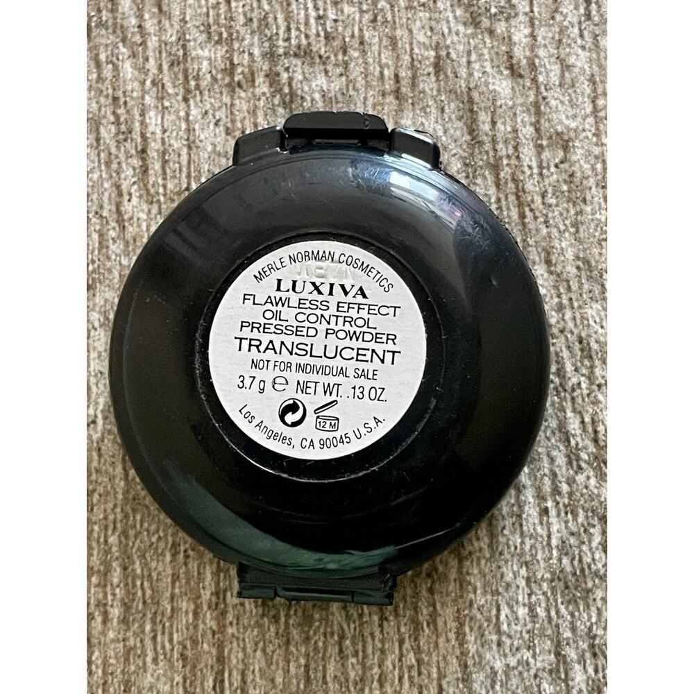Merle Norman Luxica Flawless Effect Oil Control Powder Translucent .13 Oz - Picture 2 of 3